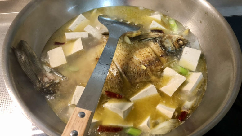 红烧武昌鱼➕豆腐红烧武昌鱼,下豆腐,煮开