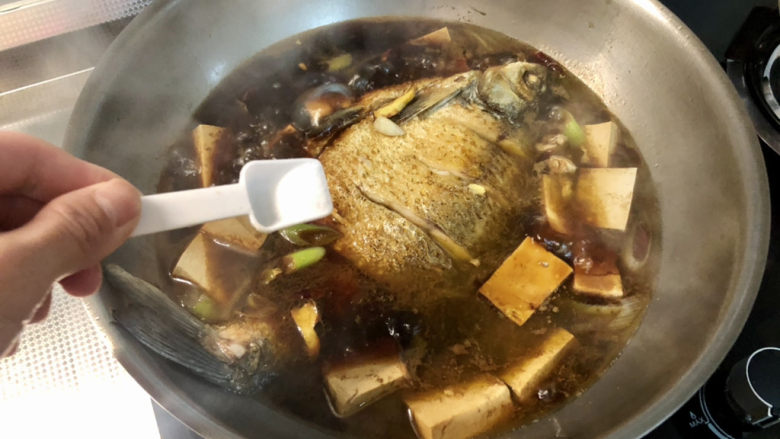红烧武昌鱼➕豆腐红烧武昌鱼,尝下咸淡,根据个人口味添加少许盐,注意咸鱼淡肉,煮鱼调味要咸一点才好吃