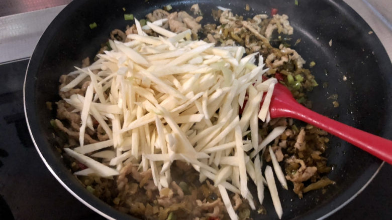 雪菜炒肉丝➕雪菜茭白炒肉丝,下茭白丝,中火翻炒一两分钟