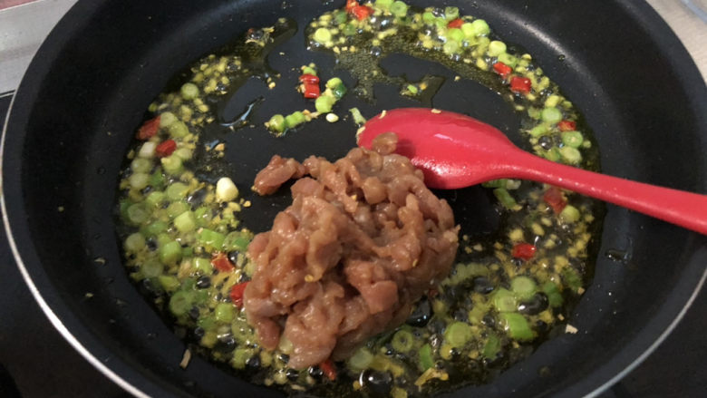 雪菜炒肉丝➕雪菜茭白炒肉丝,下肉丝,小火煸炒,炒散变色