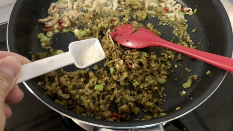雪菜炒肉丝➕雪菜茭白炒肉丝,雪菜中加半茶匙白糖,翻炒提鲜