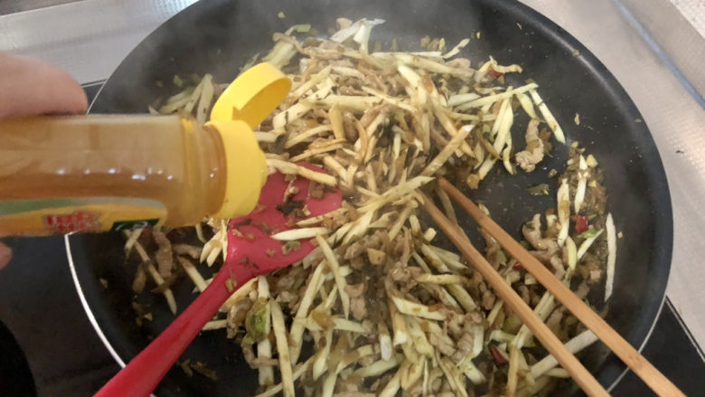 雪菜炒肉丝➕雪菜茭白炒肉丝,最后加少许太太乐鸡汁翻炒均匀,尝下咸淡,如果觉得淡可以补充少许食盐,翻炒均匀出锅