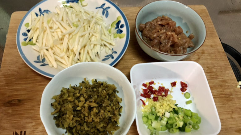 雪菜炒肉丝➕雪菜茭白炒肉丝,全部食材准备好