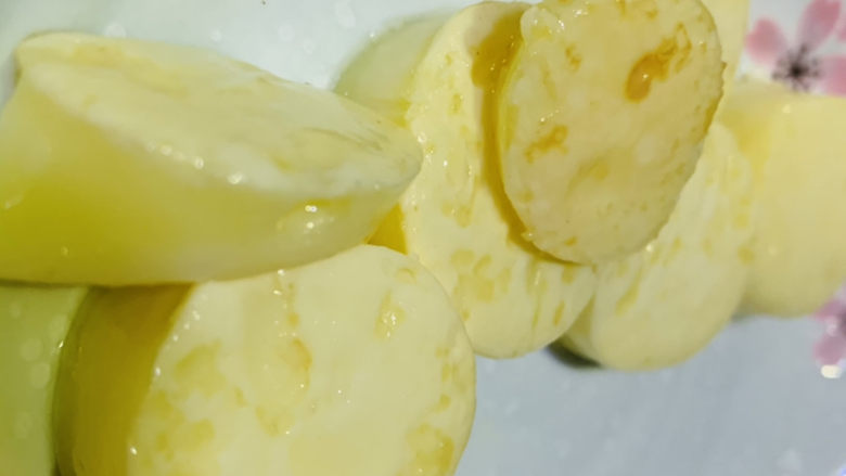 金针菇日本豆腐,两面煎微黄，先盛起放碗内