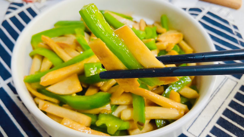 青椒炒杏鲍菇,比肉还好吃的青椒炒杏鲍菇,喜欢的赶紧动手做起来吧!