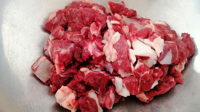 1分钟学会快手—烤箱版大肉串—超简单,牛腌肉切成小块,用水寖泡半小时去血水。