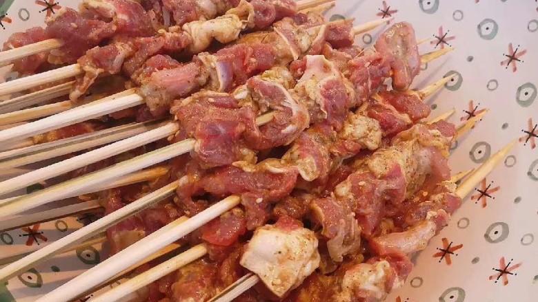 1分钟学会快手—烤箱版大肉串—超简单,穿串备用,竹签需提前二十分钟寖泡,避免烤制时烤焦。