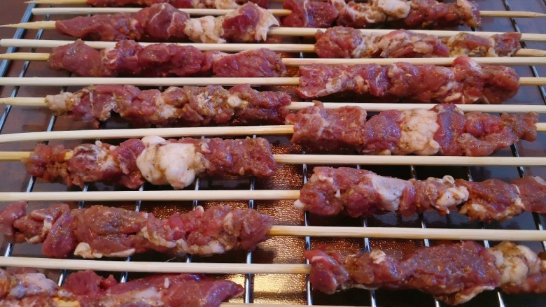 1分钟学会快手—烤箱版大肉串—超简单,将肉串交错摆放,受热更均匀!