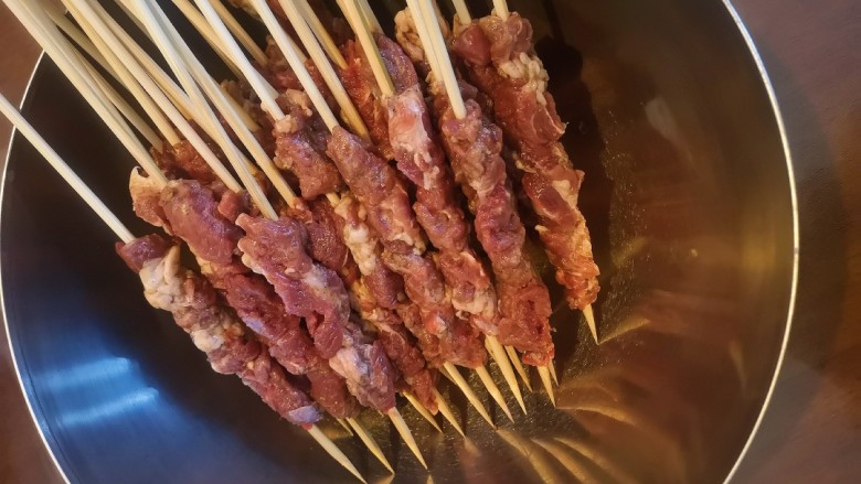 1分钟学会快手—烤箱版大肉串—超简单,一串穿4~5块肉,肥瘦混搭。