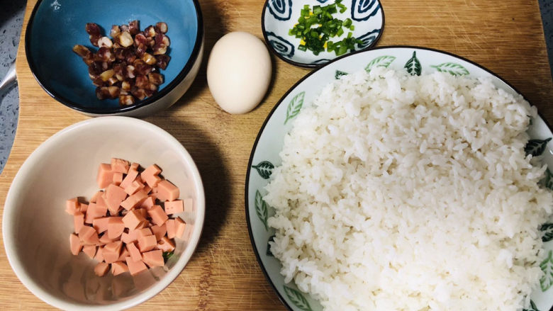 隔夜饭也能炒出新花样，黄金炒饭，大人小孩都喜欢,香肠和火腿切丁，葱花适量，隔夜饭一盘。