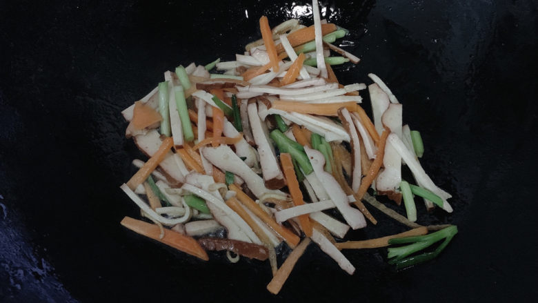 炒合菜,点适量清水,翻炒均匀