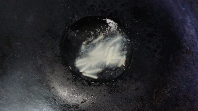 炒合菜,热油锅,加入姜丝爆香