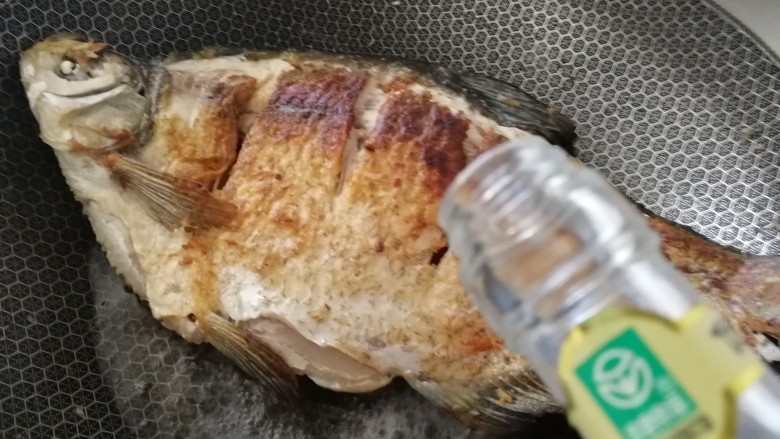 红烧武昌鱼,放白酒,料酒文火烹香去腥。