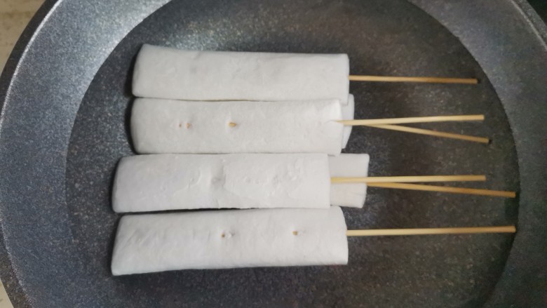 脆皮年糕,冷水下锅煮,把年糕煮软即可捞出控水
