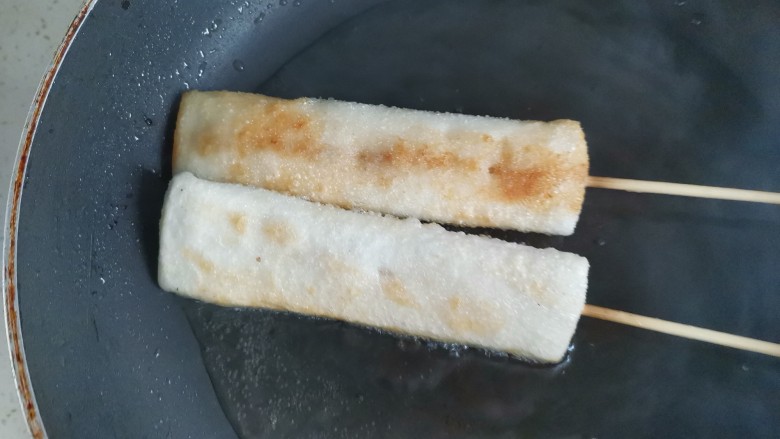 脆皮年糕,炸至表面金黄焦脆,用筷子敲年糕能听到响声,非常脆