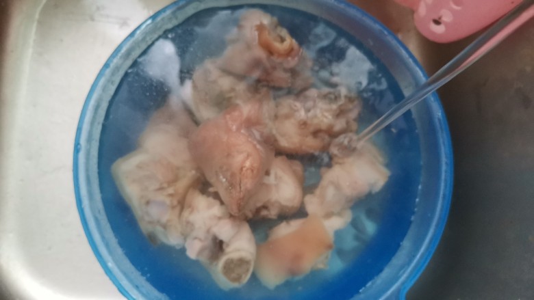 黄豆猪脚汤,煮好捞出洗干净,拔毛