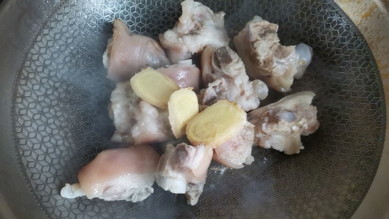 黄豆猪脚汤,起锅烧油,下入猪脚翻炒几下出香味,加入姜片