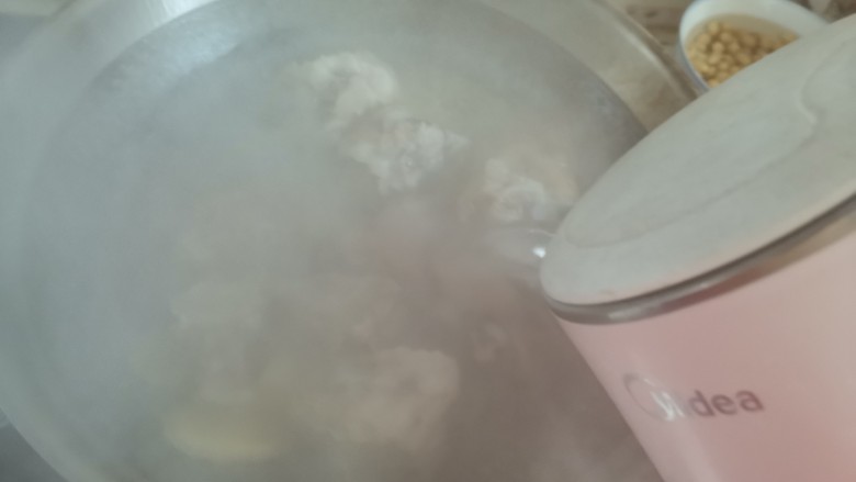 黄豆猪脚汤,加入一壶开水,大火煮起来