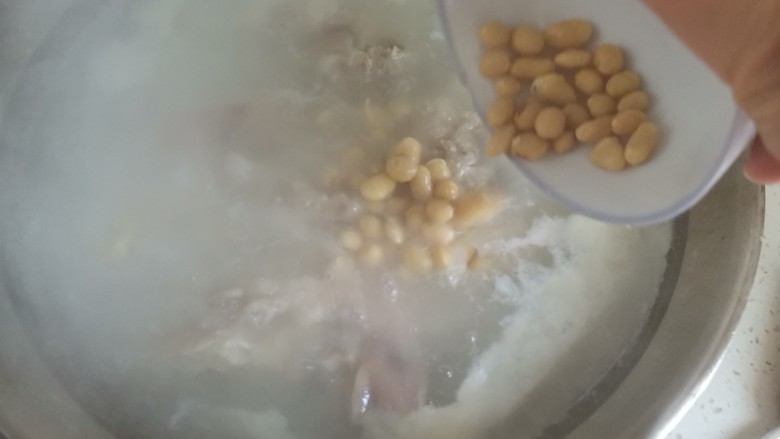 黄豆猪脚汤,汤煮至奶白色,下入黄豆