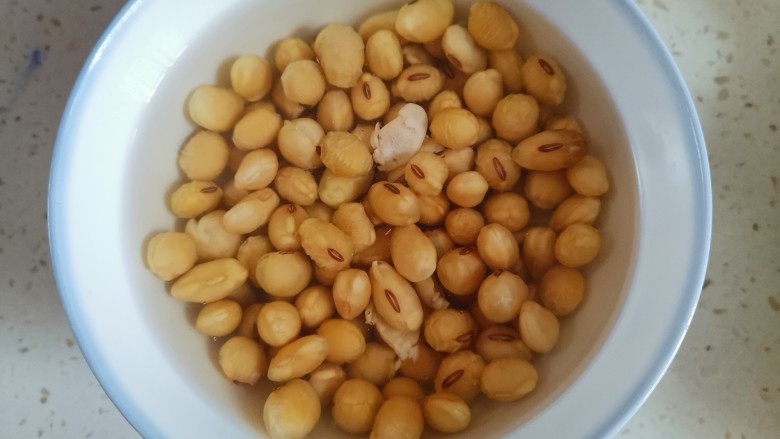 黄豆猪脚汤,黄豆提前泡好,我泡了4个小时