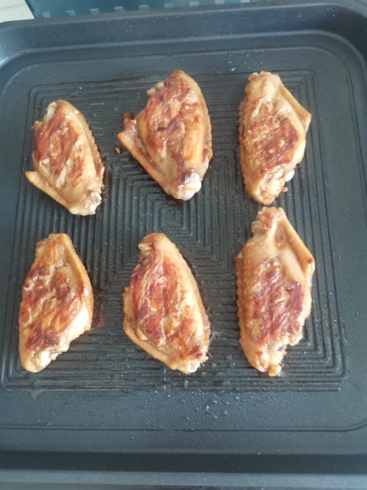 电饼铛蒜香烤翅,3分后翻面,在烤2分,关火焖2分钟