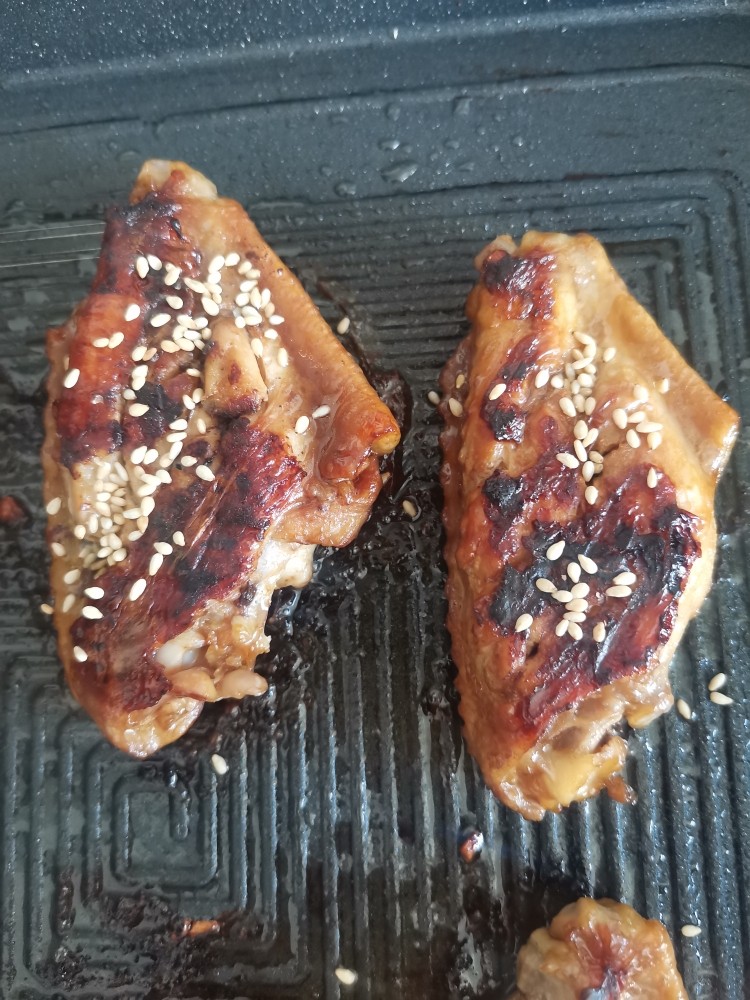 电饼铛蒜香烤翅,散上<a style='color:red;display:inline-block;' href='/shicai/ 678'>白芝麻</a>,两面金黄