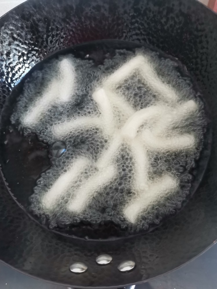 脆皮年糕,下入年糕30秒后,就可以关火,余温就可以炸透,准备锅盖备用,有时年糕会蹦,就盖上盖子