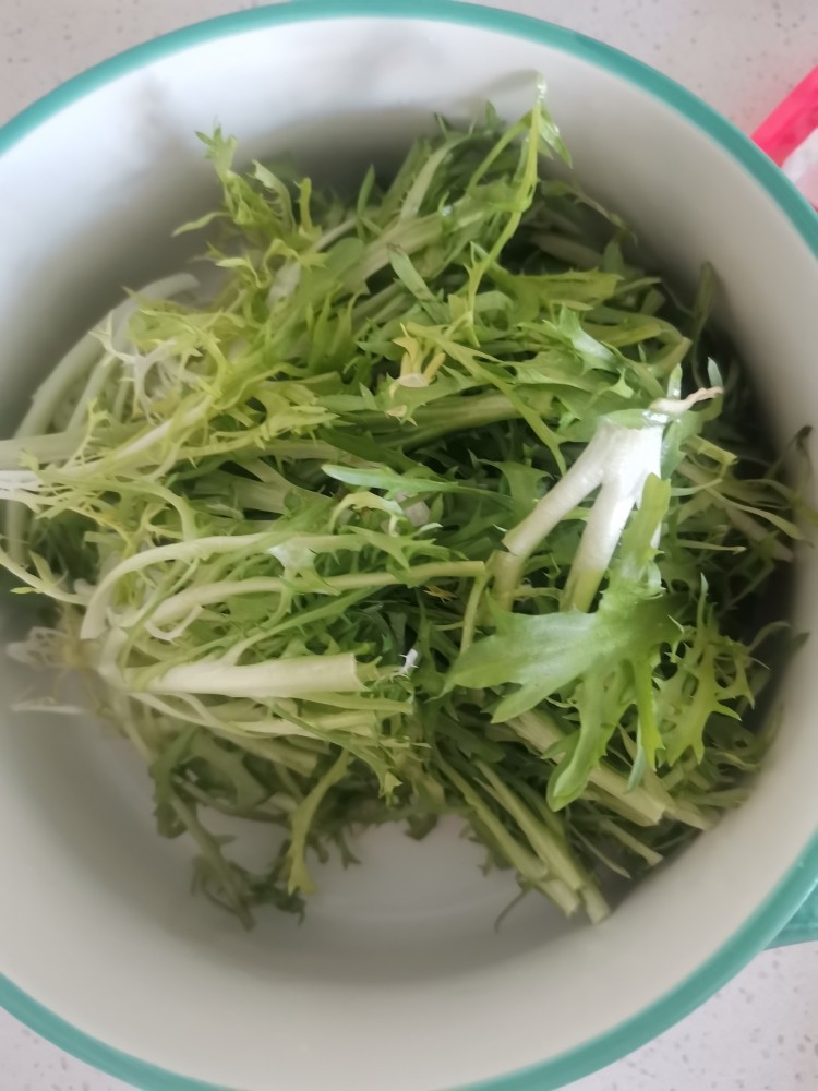 核桃仁拌苦菊,中间切一刀,放到控水篮里控干