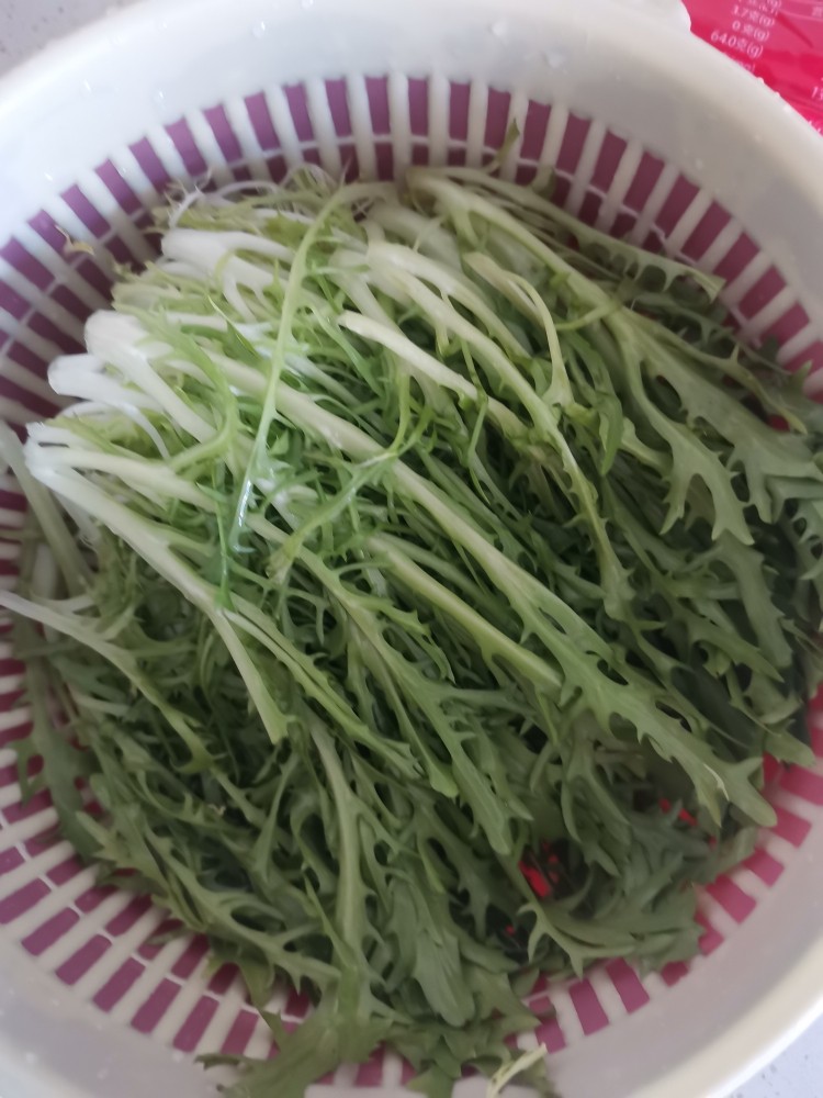 核桃仁拌苦菊,去根,清洗干净