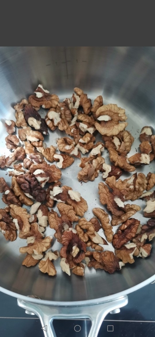 核桃仁拌苦菊,放无油无水的锅中烤熟,也可油炸熟备用