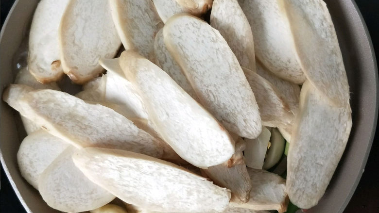 干煸蜜汁杏鲍菇,放入杏鲍菇,翻炒变软