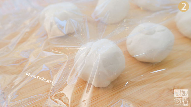 绝了!年糕加了它居然能这么好吃,软糯Q弹,还能拉丝~,100g<a style='color:red;display:inline-block;' href='/shicai/ 520'>糯米粉</a>中倒入80g温水,用手不断揉捏,把揉好面团均匀分成6份,盖上保鲜膜防止水分蒸发。