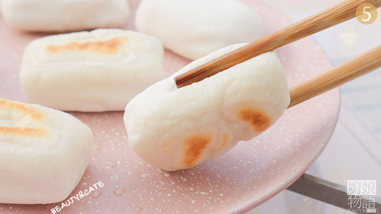 绝了!年糕加了它居然能这么好吃,软糯Q弹,还能拉丝~,一面煎至微黄后翻面,直到每面都煎至金黄后盛出备用。