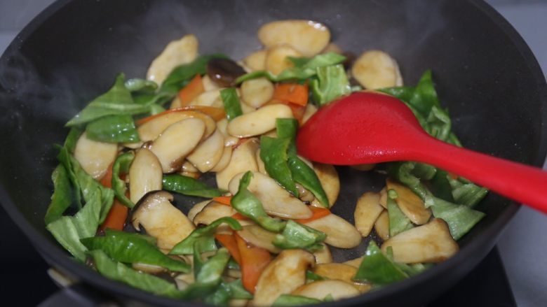 青椒炒杏鲍菇,最后加入青椒,翻炒至断生