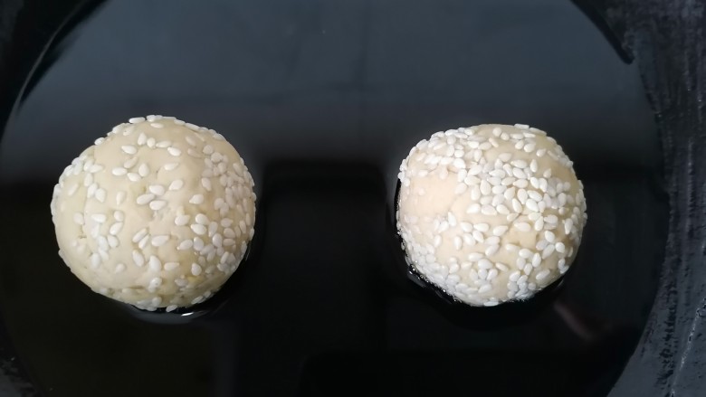 炸地瓜丸子,锅内放油烧热,放入地瓜丸子