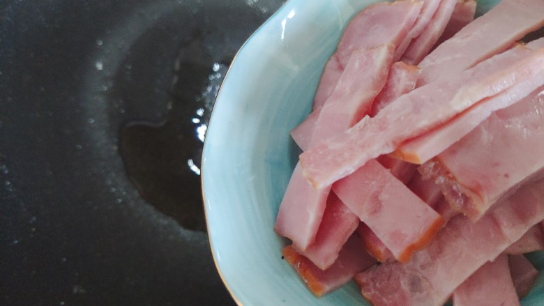 培根炒蛋,锅内添少许食用油,待油热,下培根