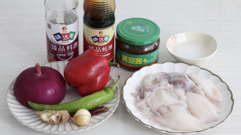香辣鱿鱼圈,准备好各种酱料,材料,酱料没有也可以用豆瓣酱或者辣酱等代替。