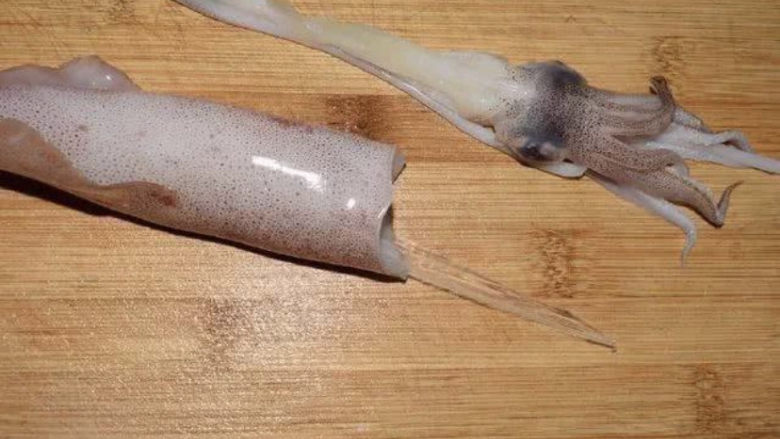香辣鱿鱼圈,把鱿鱼头与身体分开,身体里面清理干净。