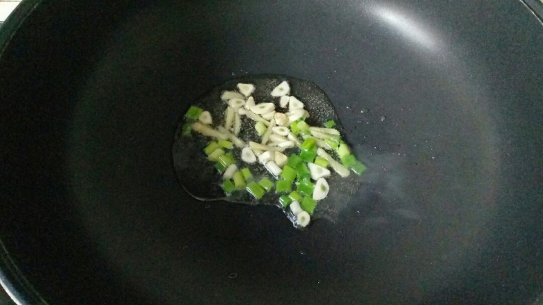 干锅千页豆腐,炒锅中加入适量花生油烧热，加入葱姜蒜爆香