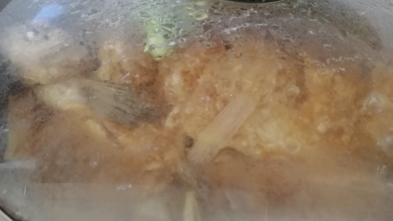 红烧武昌鱼,盖上盖子,文火烧,让鱼肉入味。
