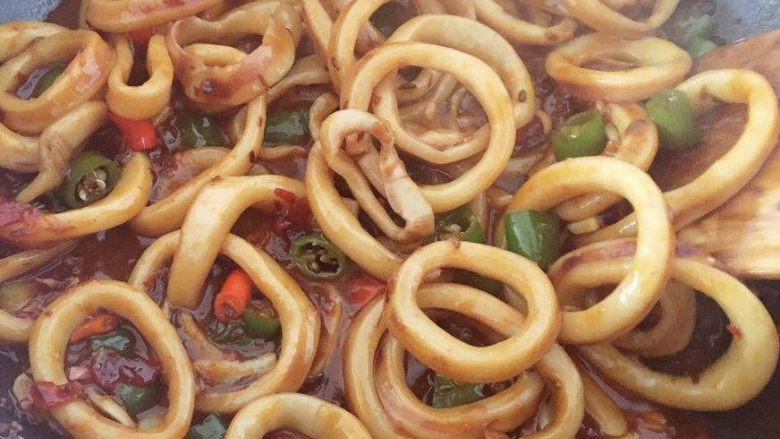 香辣鱿鱼圈,加入鱿鱼圈,加入酱料翻炒,如果太干,就加点开水,不用加太多。