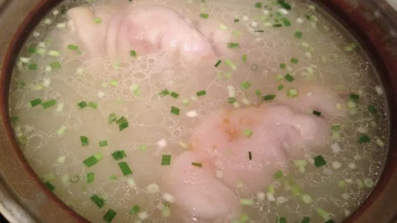 黄豆猪脚汤,出锅前,加入葱花,以及盐调味