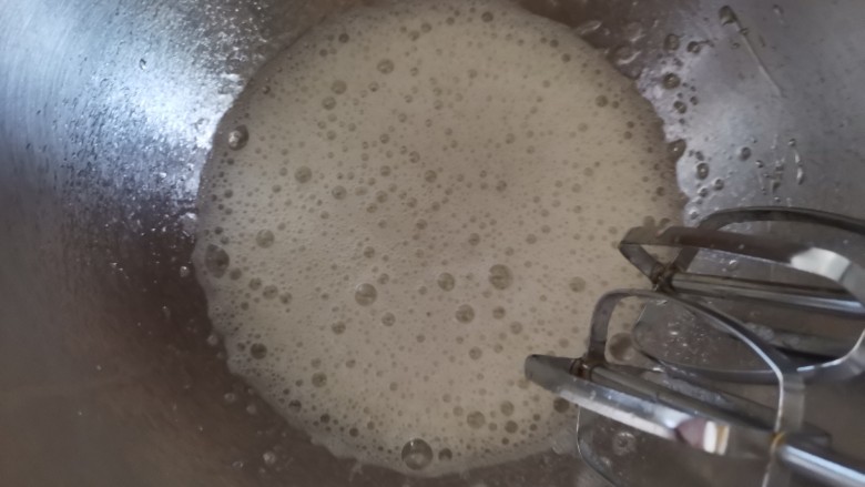 抹茶奶油杯子蛋糕🍰,再来出来蛋白,蛋白中滴几滴柠檬汁,电动打蛋器开高速打发至鱼眼粗泡,加入1/3的白砂糖,第一次加
