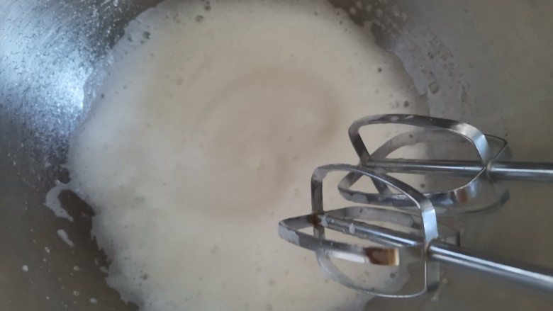 抹茶奶油杯子蛋糕🍰,打发至粗泡变的细腻时,加1/3的白砂糖,第二次
