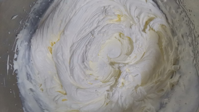 抹茶奶油杯子蛋糕🍰,打发奶油体积变大,出现明显的纹路,倾斜盆子奶油不流动,9分发,适合做裱花,抹面。