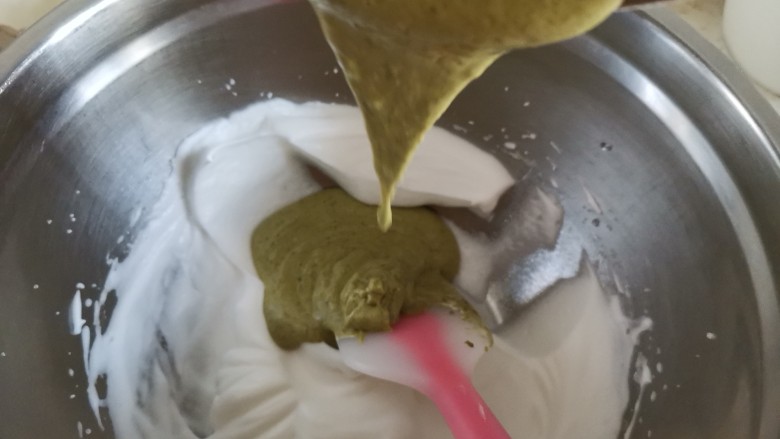 抹茶奶油杯子蛋糕🍰,再倒回蛋白霜里,同样的手法翻拌均匀