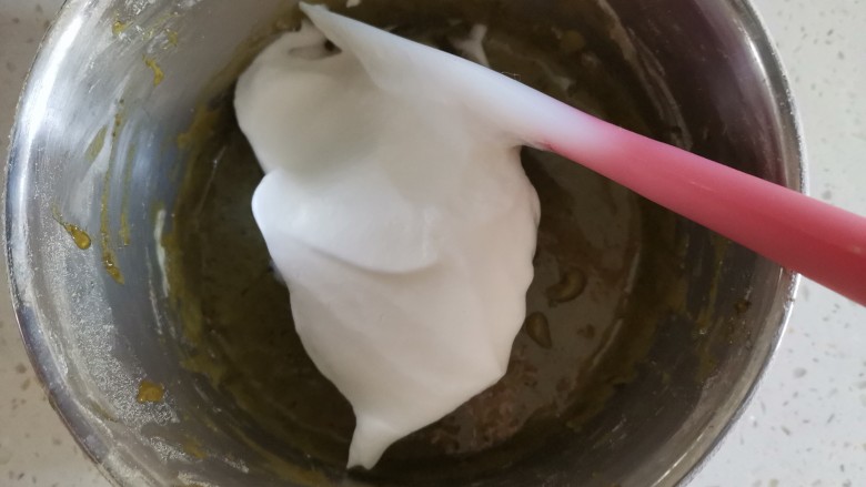抹茶奶油杯子蛋糕🍰,取1/3的蛋白到蛋黄糊里翻拌均匀,不能画圈搅拌