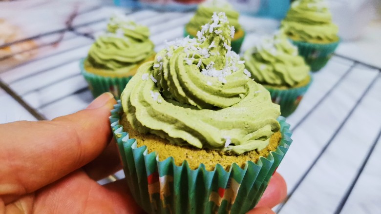 抹茶奶油杯子蛋糕🍰,挤在纸杯蛋糕上,撒上椰蓉装饰