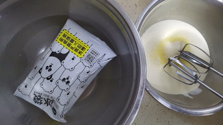 抹茶奶油杯子蛋糕🍰,准备冰水,称好<a style='color:red;display:inline-block;' href='/shicai/ 8197'>淡奶油</a>加入白砂糖