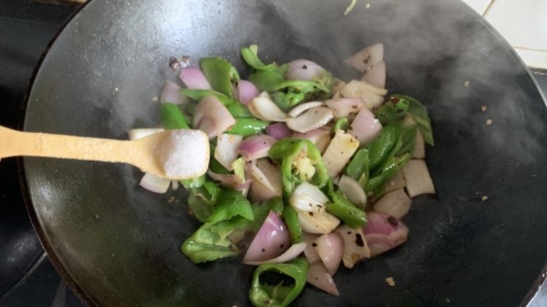 青椒炒洋葱,加入适量食盐,炒至酥软